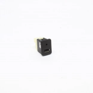 Conector Entrada USB e Auxiliar Chevrolet S10 2017 a 2020 - Dianteiro - Original