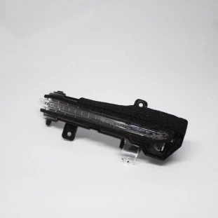 Lanterna Pisca Retrovisor Nissan Versa 2019 a 2021 - Direito / Dianteiro - Original